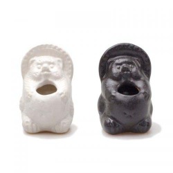 かわいいタヌキの爪楊枝入れ。