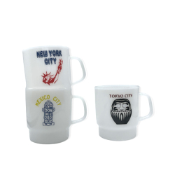 ミルクガラスで作られたスタッキングできるマグ。