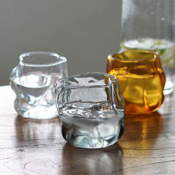 アート性と実用性を兼ね備えたガラス器です。