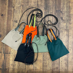 独特なシワ感とが特徴的なWASH NYLON素材のシリーズ。