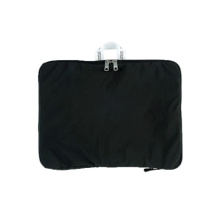 かさばる衣類をコンパクトに持ち運ぶことができるポーチ