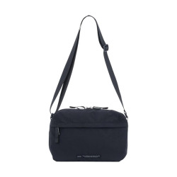 カジュアルに毎日使いやすく、コンパクトなバッグです。