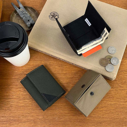 海や山、CAMPやフェスなどレジャーに活躍する小型財布