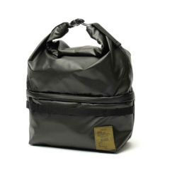 上下２層になっているポーチで細かなものを仕分けするのに便利です。