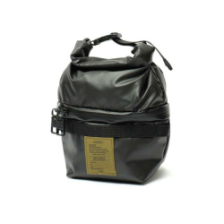 上下２層になっているポーチで細かなものを仕分けするのに便利です。