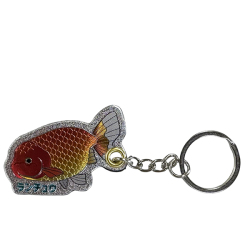 可愛らしい金魚が描かれたキーホルダー。