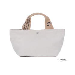 最小限の荷物を収納する小型トートバッグ