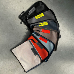 塩ビでコーティングされた硬めのメッシュ生地を使用したポーチ