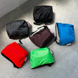 ナイロン素材を使用した使い勝手の良いベーシックなジップポーチ。