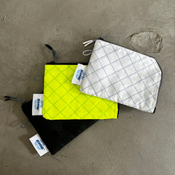 高機能ラミネートファブリック「ECOPAK」素材を使用したL字ジップが使い易いマルチケース。