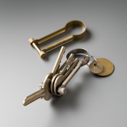 真鍮製のシャックルタイプのキーリングになります。