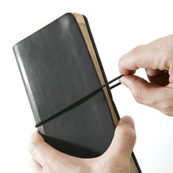 革のような風合いのポリウレタンを使った蛇腹式のファイル。