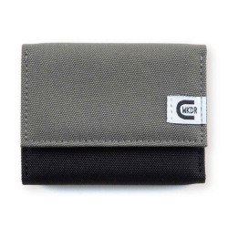 必要最小限を機能的に収納する小型財布です。