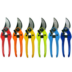 剪定作業から果実の収穫までマルチに使用できるスタンダード剪定ばさみ。