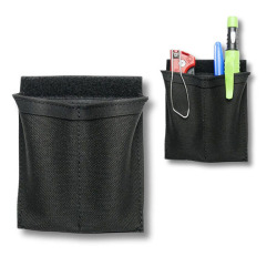 マーカーやペン型ライトなどを持ち運ぶのに便利なホルダーのダブルポケット仕様。