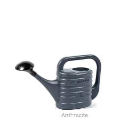 しっかりと持って水を注ぎやすいように計算されたシンプルなジョーロ。