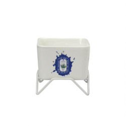 ホワイトワイヤースタンド付属の磁器プランター。