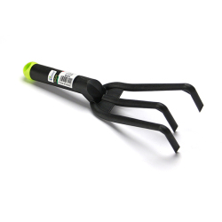 土表を整えたり種まきの際、等間隔でラインを引くこともできる三又鍬