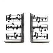 本から音楽が流れてきそうな、五線譜のブックエンド。
