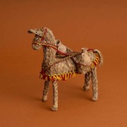 全て手作業で作られたなんとも牧歌的なオブジェ。