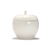 ニューヨークの愛称「Big Apple」から着想を得た、リンゴ型の陶器製キャニスター。