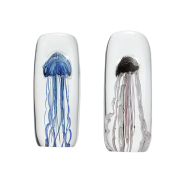 四角い水の中に１匹のクラゲが浮遊しているかのようなガラス製オブジェ。