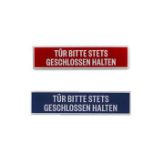 ドアは常に閉じておいてくださいとドイツ語で書かれたマグネット付きのサインプレート