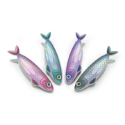 キラキラと輝く魚（イワシ）型のクリップが4匹。