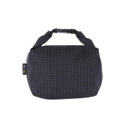 格子柄部分に反射糸を使った素材を使用したロールトップバッグ。