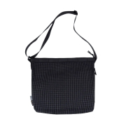 格子柄部分に反射糸を使った素材を使用したショルダーバッグ。