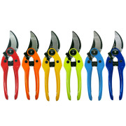 剪定作業から果実の収穫までマルチに使用できるスタンダード剪定ばさみ。