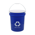 ブルーの地にホワイトの「リサイクルマーク」がプリントされたバケツ