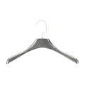 太めのシルエットと美しいステンレスの質感が際立つハンガー。