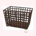 カフェやレストランの荷物置きにふさわしい、脚付きのラフニットバスケット。