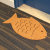 耐久性のある魚モチーフのコイヤーマット。