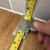 手持ちのテープメジャー、コンベックスに挟むだけで内寸を素早く測定可能にするクリップ。