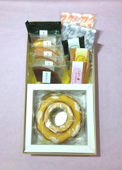 "風"ギフト　(鹿角リング1個、カットバウム5個、バウムラスク3個、鹿はんかち2枚)