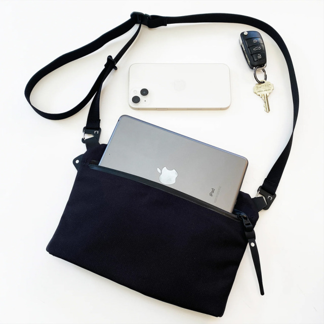 ブラック サコッシュ エンボスロゴ エンボスチェックスクウェアサコッシュ（51134603＿＿