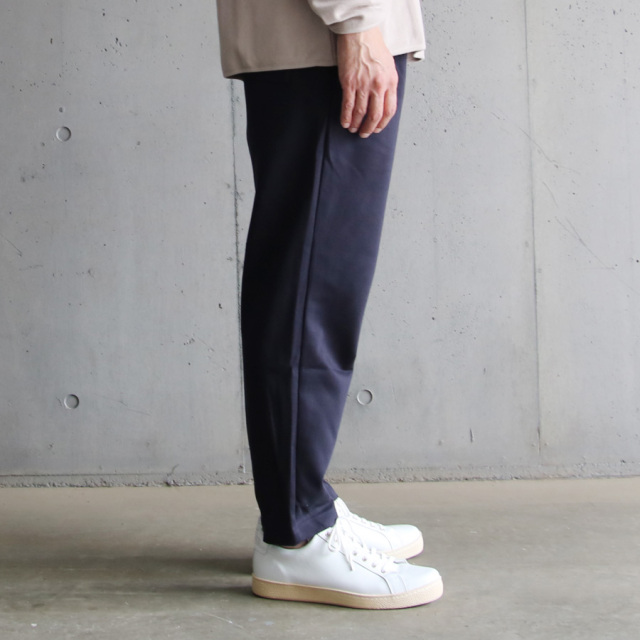 CURLY / CURLY& Co. (カーリー) 223-43081 [ PEACH GABARDINE TROUSERS ]  ハイゲージT/Cツイルジャージー 2タックトラウザーズ (NAVY)