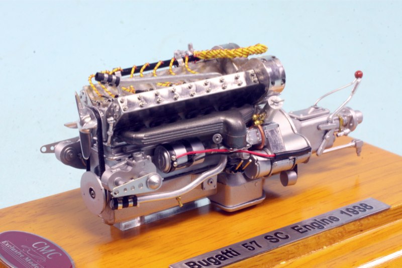 CMC 1/18 ブガッティ 57 SC 直列8気筒エンジン ディスプレイケース付 M