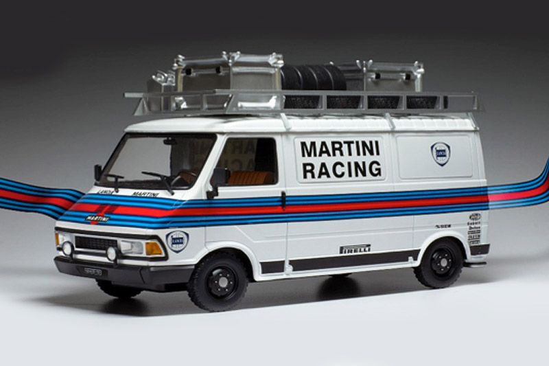 [予約] イクソ 1/18 フィアット 242 "MARTINI RACING" アシスタントカー ルーフラック付　18RMC059XE