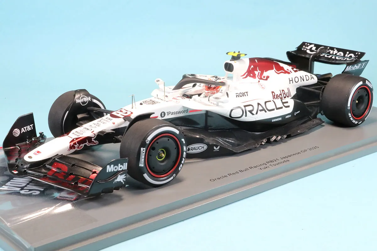 スパーク 1/18 レッドブル RB21 日本GP 2025 角田裕毅 集合写真記念ボード付き　  18S1005