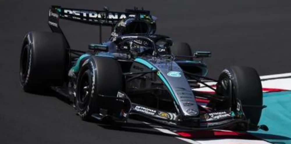 [予約] スパーク 1/18 メルセデス-AMG ペトロナス F1チーム W17 No.63 4位 日本GP 2026 ジョージ・ラッセル ポージングフィギュア付き　18S1275