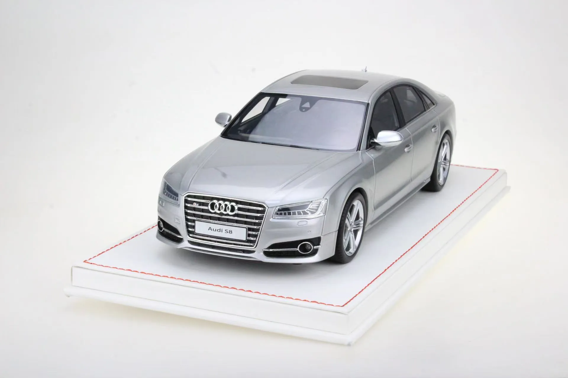 王一博　竹葉青応援ミニカー　1:24 アウディ正規品 王一博 竹葉青応援ミニカー 1:24 アウディ正規品 - メルカリ