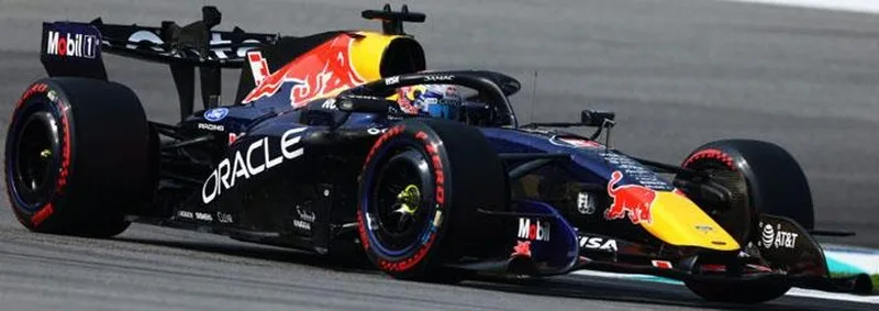 [予約] ミニチャンプス 1/64 オラクル レッドブル レーシング RB22 マックス・フェルスタッペン バーレーンGP IN マレーシア 2026 ウィナー ピットボード2種付　640261603