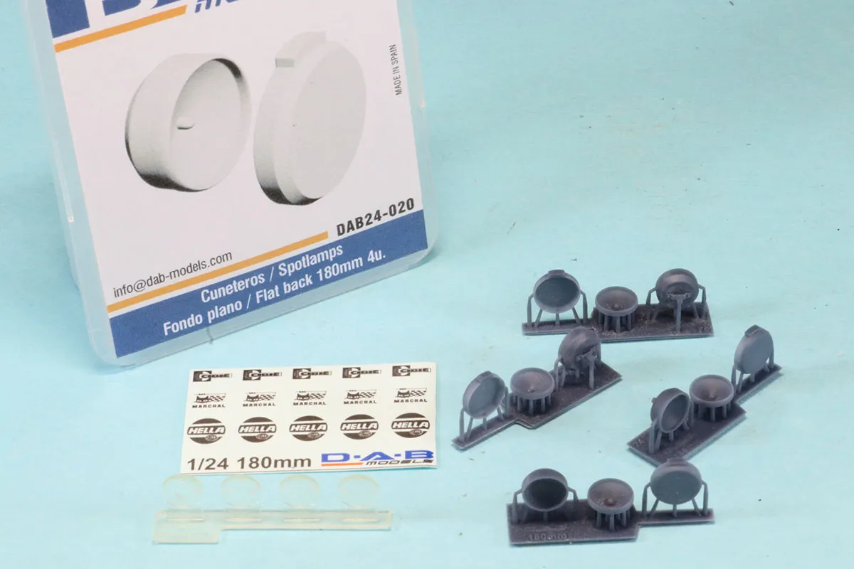 DAB Models 1/24 スポットライト フラットバック 実車サイズ 180mm ライトカバーモールド入り　DAB24-020