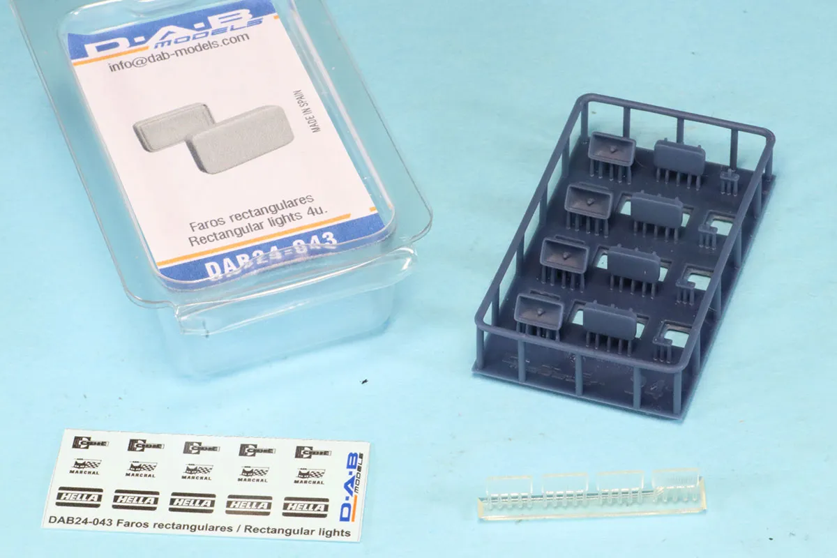 DAB Models 1/24 スポットライト 長方形タイプ ライトカバーモールド入り　DAB24-043