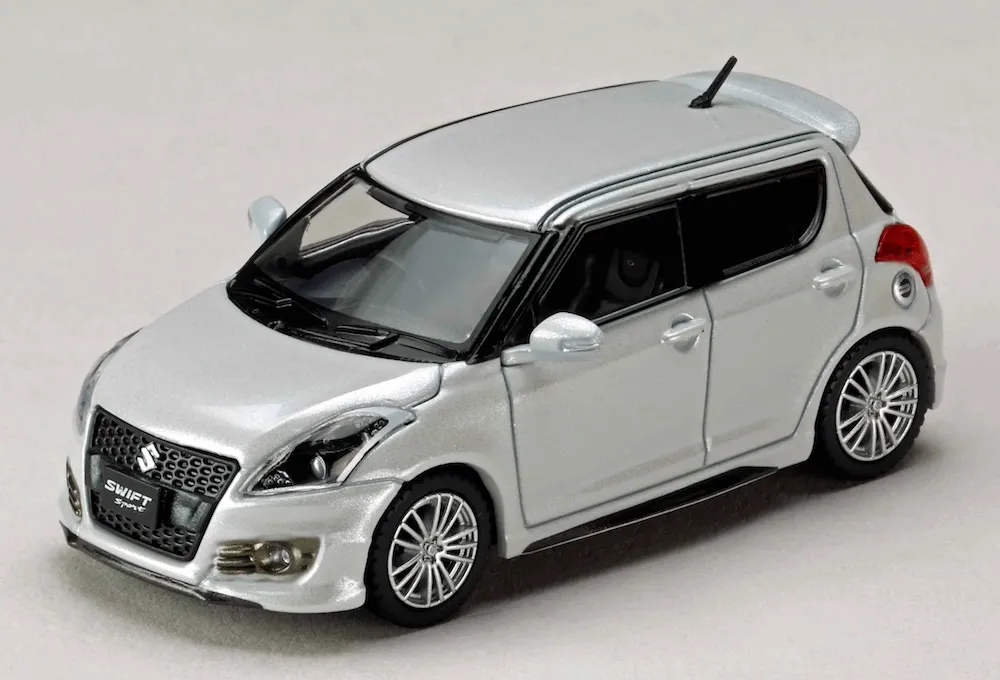 [予約] ホビージャパン 1/64 スズキ スイフトスポーツ (ZC32S) 純正オプション装着車 スノーホワイトパール　HJ642082W