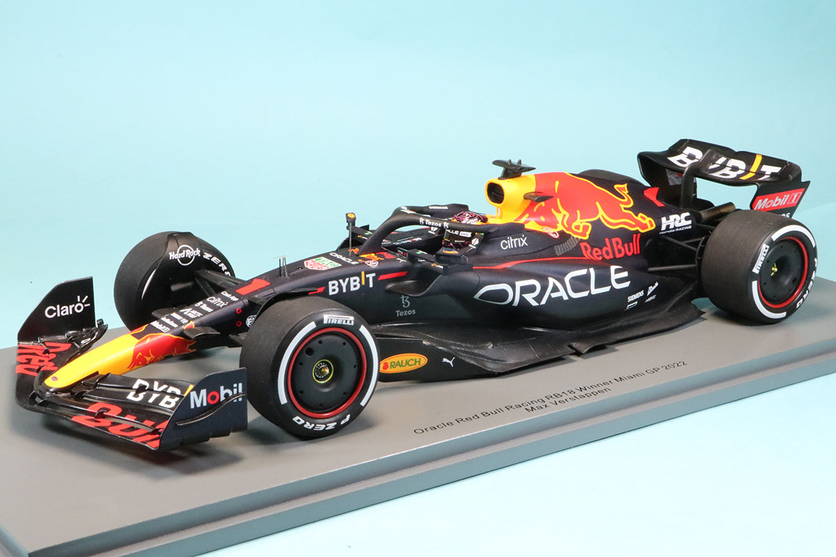 スパーク 1/18 レッドブル RB18 マイアミGP 2022 M.フェルスタッペン 初開催GPウィナー ケース付き　18S764