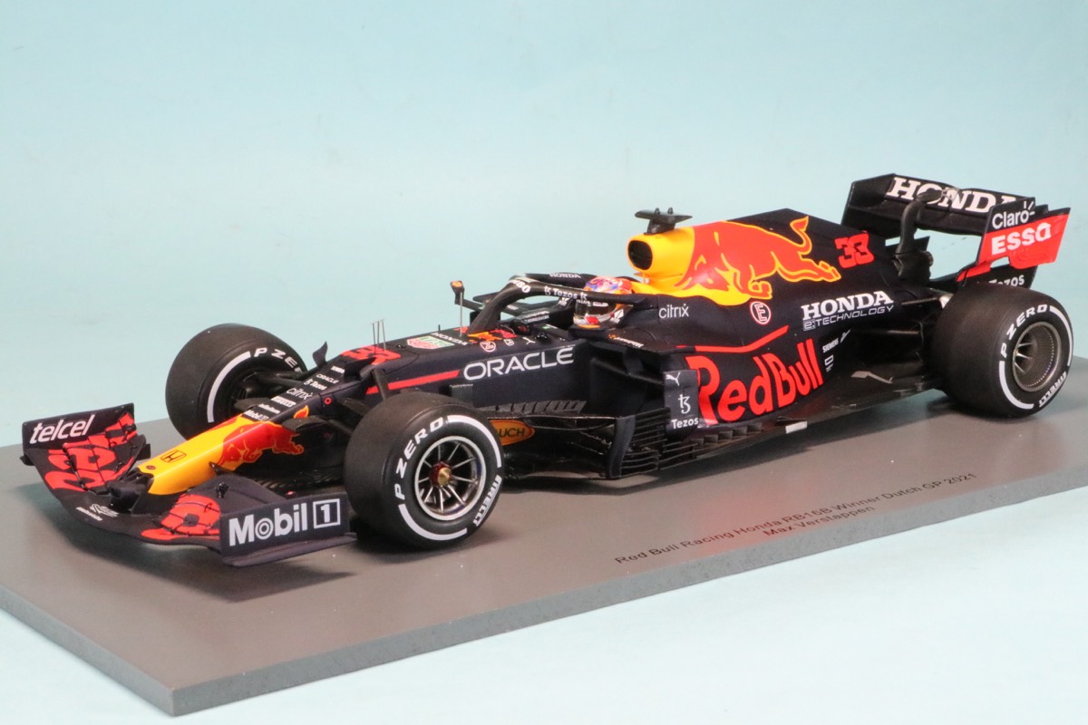 スパーク 1/18 レッドブル レーシング ホンダ RB16B オランダGP 2021 Winner M.フェルスタッペン (ピットボード付)　18S601